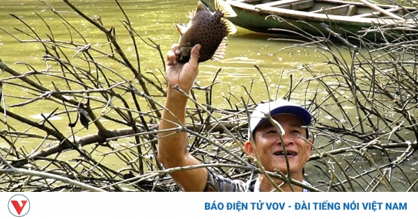 3 du khach thich thu khi moi do cha bo ra ngoai luoi da co the bat duoc ca bu