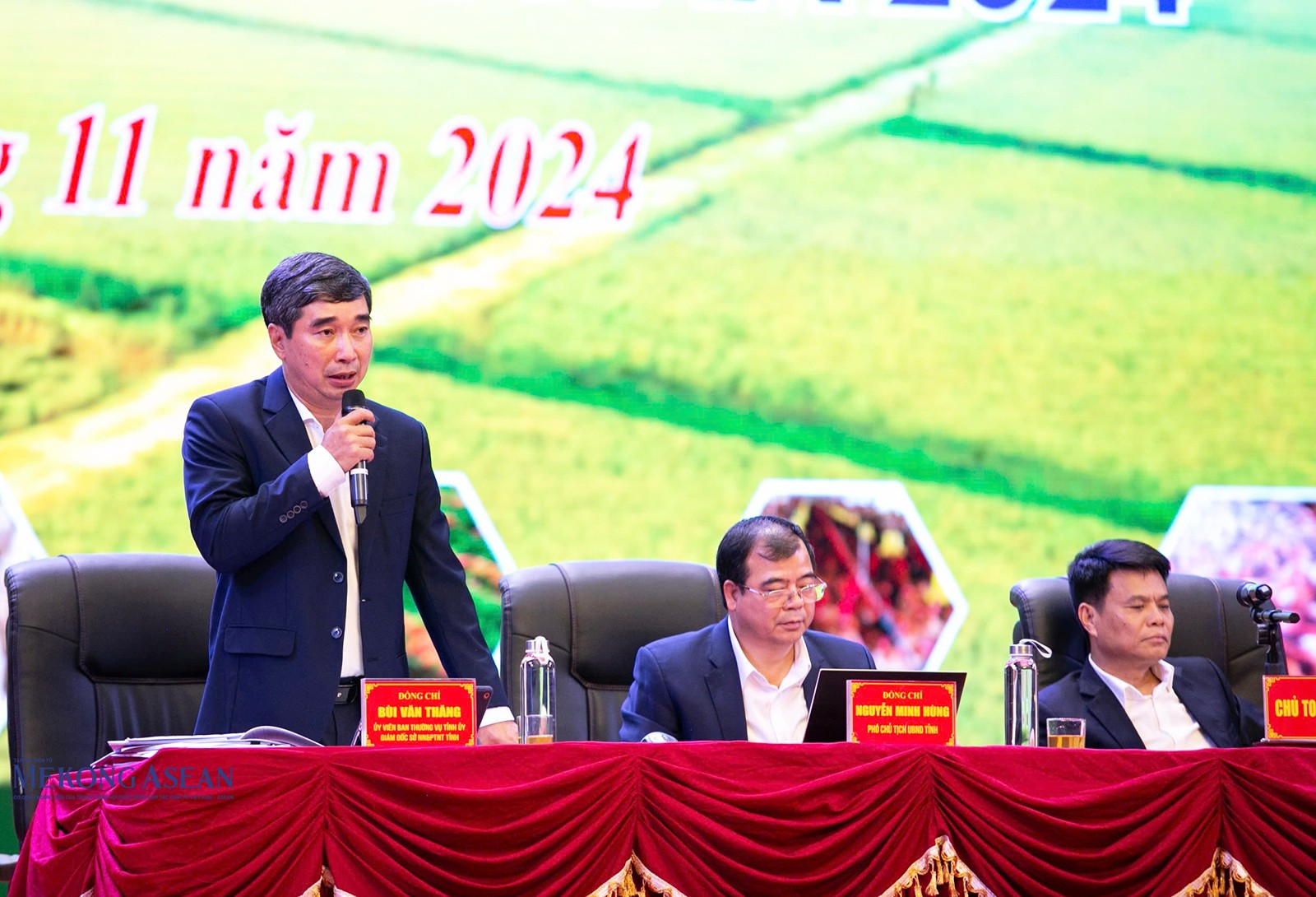 Giám đốc Sở Nông nghiệp và Phát triển nông thôn tỉnh Hải Dương Bùi Văn Thăng giải đáp ý kiến của nông dân.