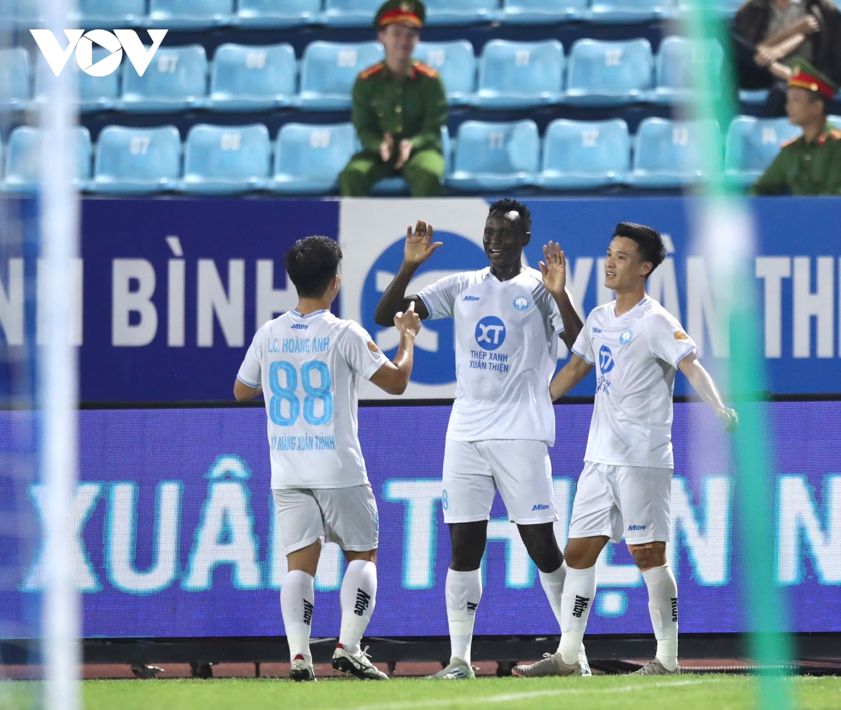 Doi hinh tieu bieu vong 8 v-league 2024 2025 su ap dao cua nam Dinh hinh anh 1