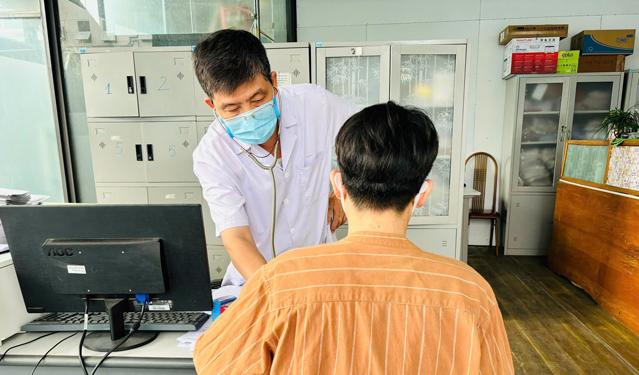 Bác sĩ Bệnh viện Đa khoa Hà Đông (TP Hà Nội) thăm khám bệnh nhân HIV/AIDS Ảnh: NGỌC DUNG Bác sĩ Bệnh viện Đa khoa Hà Đông (TP Hà Nội) thăm khám bệnh nhân HIV/AIDS Ảnh: NGỌC DUNG