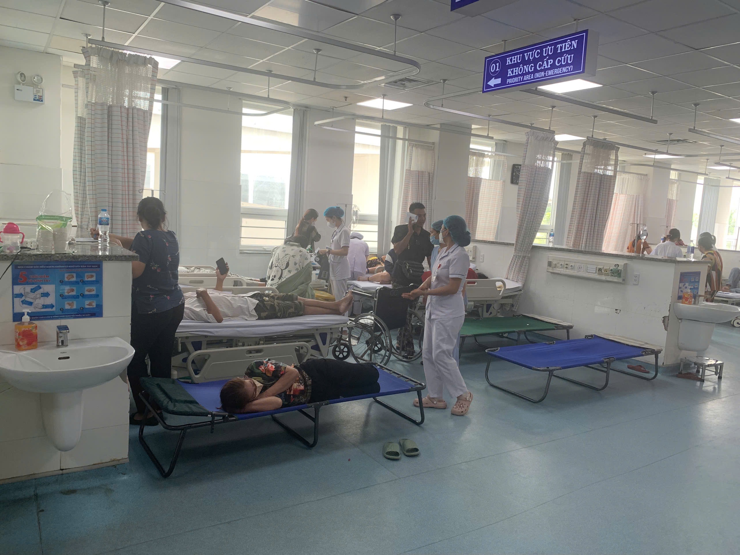 Hàng chục người ở Vũng Tàu phải vào cấp cứu, nghi ngộ độc bánh mì- Ảnh 1. Hàng chục người ở Vũng Tàu phải vào cấp cứu, nghi ngộ độc bánh mì- Ảnh 1.