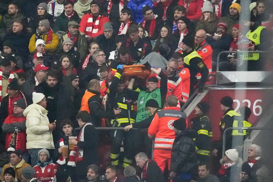 Người hâm mộ Bayern Munich được đưa đi bằng cáng nhưng đã tử vong trên đường đến bệnh viện hôm 7/11. bayer.jpg