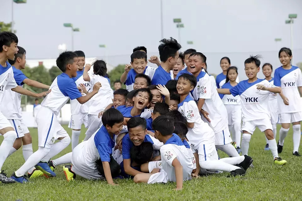 300 em nho mo coi o tp.hcm co trai nghiem tap luyen cung real madrid hinh anh 2