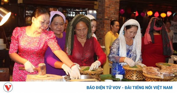 cac nghe nhan cham dang lam banh gung loai banh truyen thong cua nguoi cham