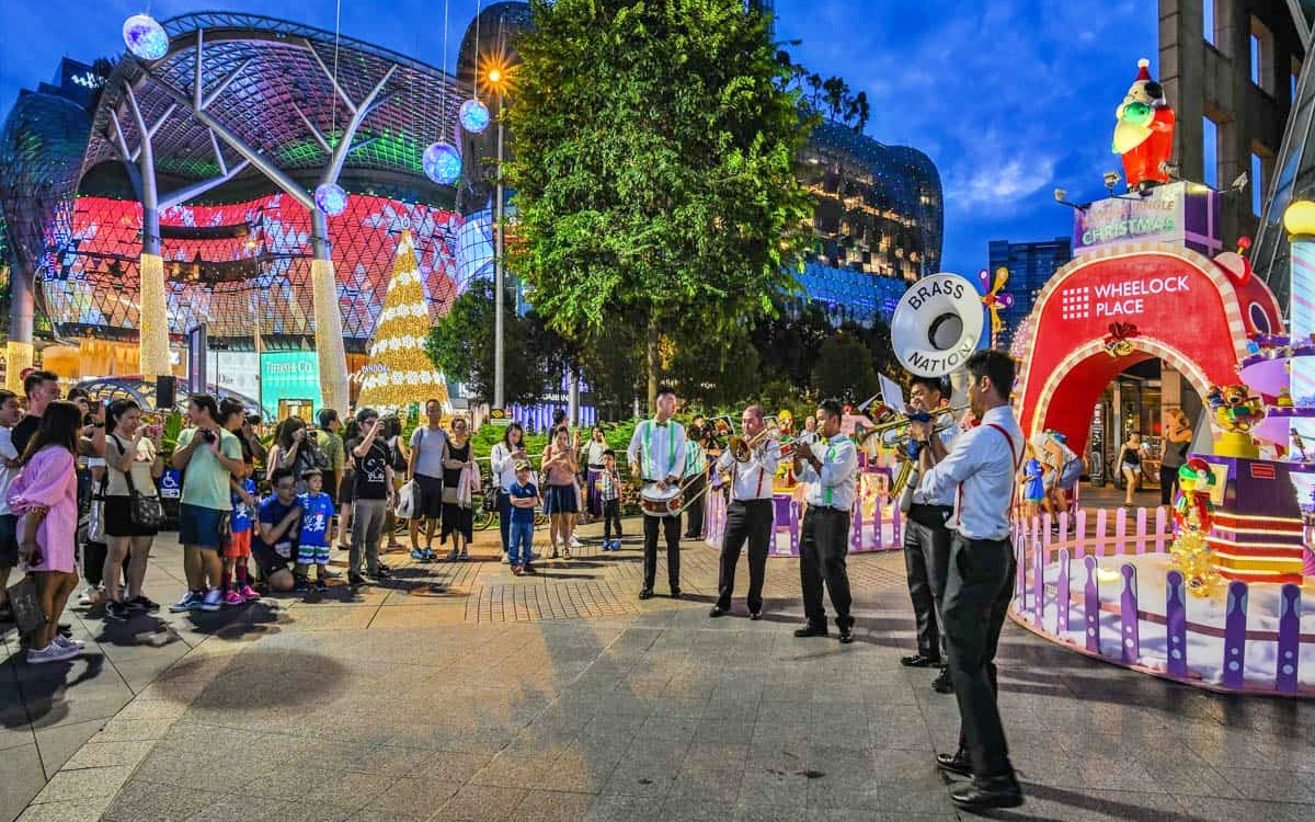 christmas-eve-orchard-road-17306512554521542038254 Việt Nam góp mặt trong Top các điểm đến phong cách Giáng sinh châu Á 2024 - Ảnh 5.
