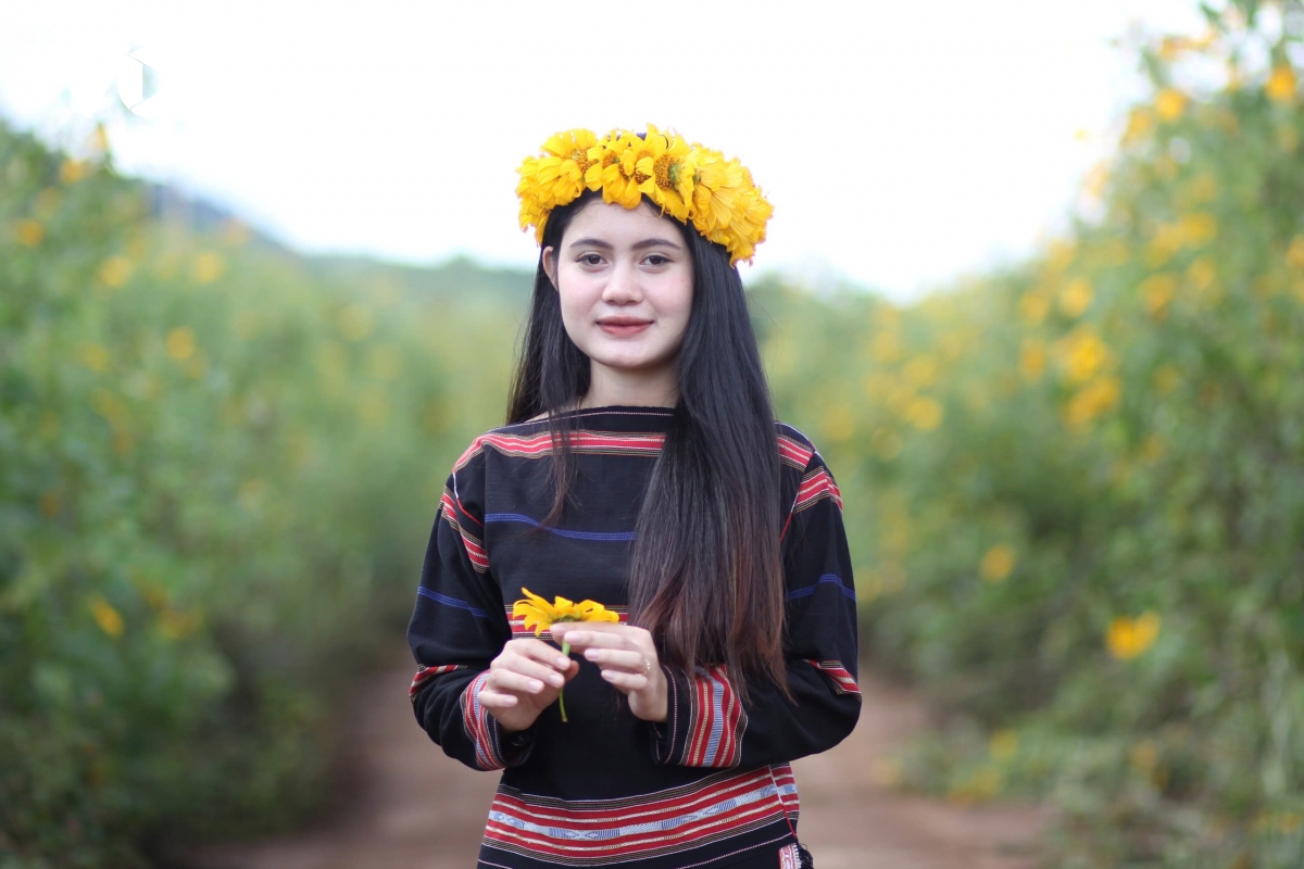 ngam sac vang ruc ro cua da quy chu Dang ya hinh anh 4