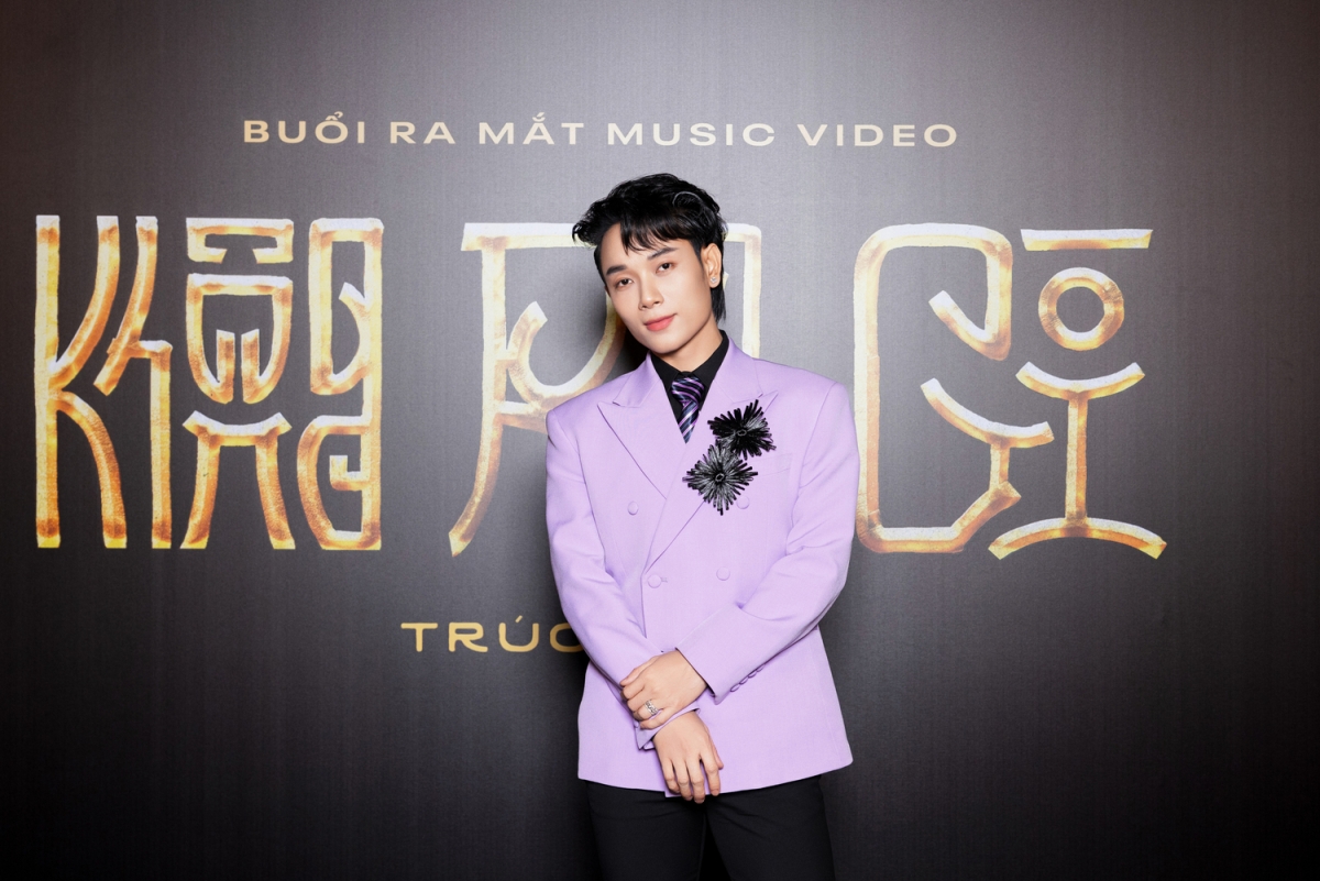truc nhan khoe the hinh 6 mui trong mv khong ra gi hinh anh 1