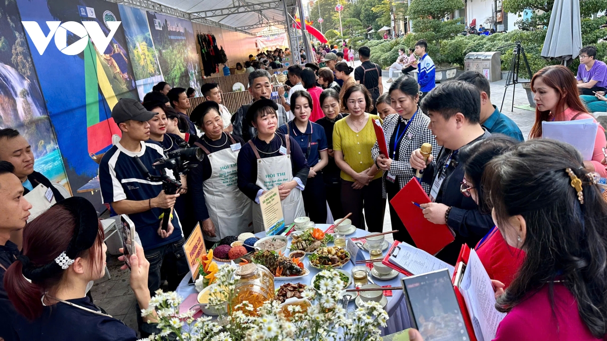 Dac sac hoi thi mon ngon mien non nuoc cao bang hinh anh 3