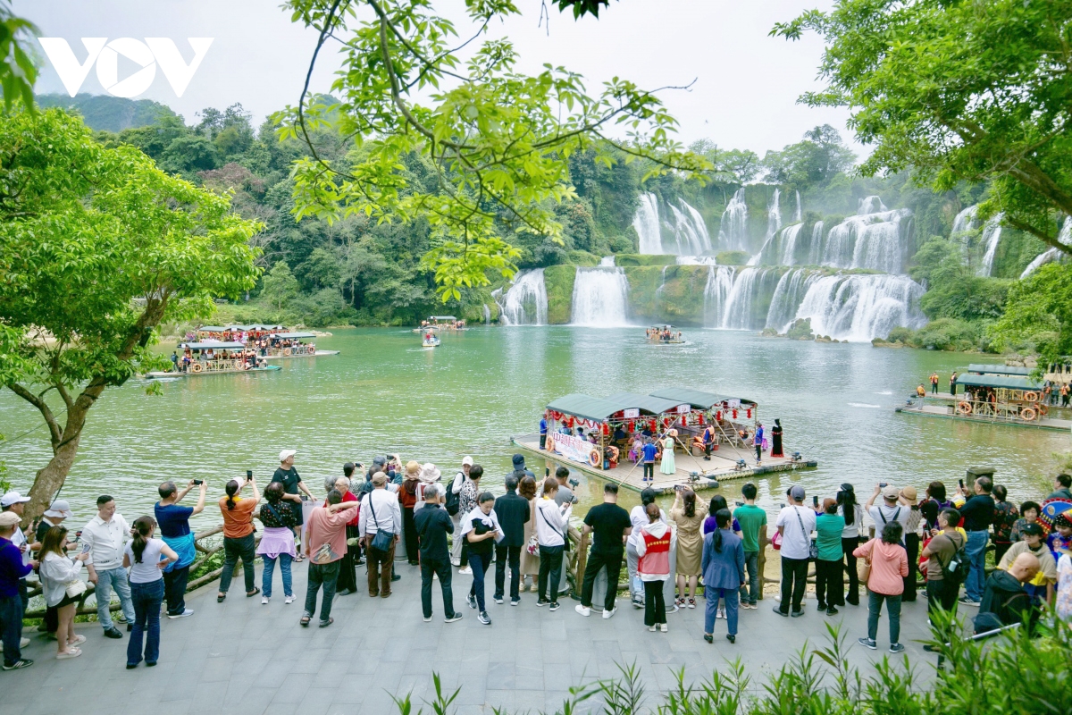 khu canh quan thac ban gioc - Duc thien dong khach sau khi van hanh chinh thuc hinh anh 3