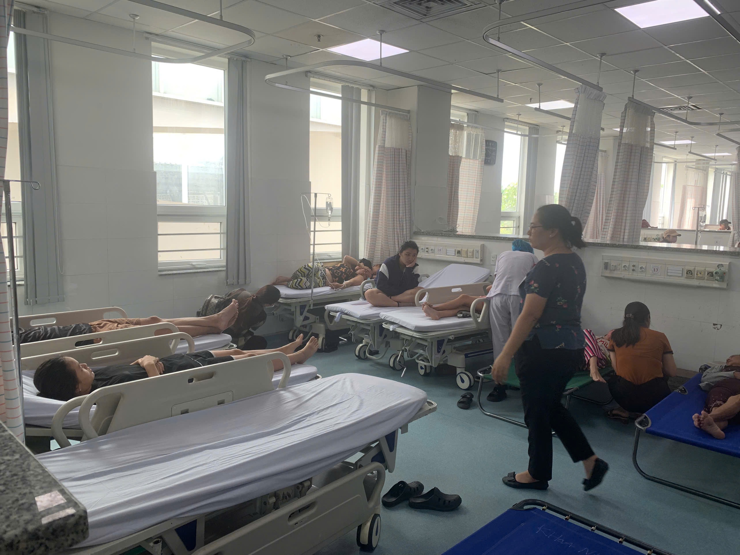 Hàng chục người ở Vũng Tàu phải vào cấp cứu, nghi ngộ độc bánh mì- Ảnh 2. Hàng chục người ở Vũng Tàu phải vào cấp cứu, nghi ngộ độc bánh mì- Ảnh 2.