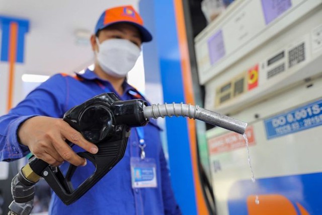 Giá xăng dầu đồng loạt giảm, Nga có thể dỡ lệnh cấm xuất khẩu xăng- Ảnh 1. Giá xăng dầu đồng loạt giảm, Nga có thể dỡ lệnh cấm xuất khẩu xăng- Ảnh 1.
