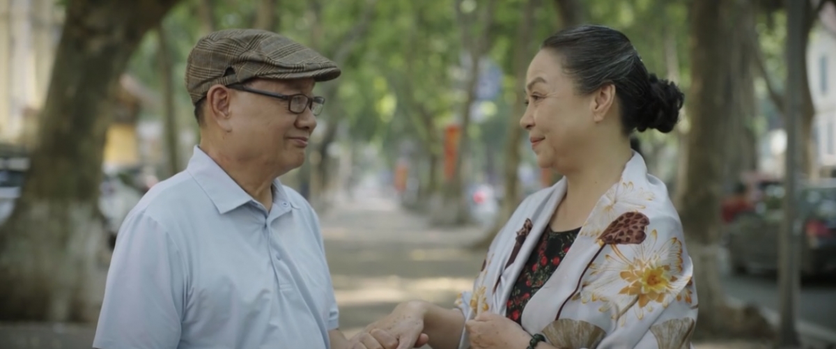hoa sua ve trong gio tap cuoi cai ket dep cho gia dinh ba truc hinh anh 4