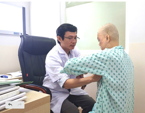 Bác sĩ chuyên khoa II Phạm Đức Nhật Minh, Phó trưởng Khoa Ngoại ngực - bụng Bệnh viện Ung bướu TP HCM, thăm khám cho bệnh nhân Bác sĩ chuyên khoa II Phạm Đức Nhật Minh, Phó trưởng Khoa Ngoại ngực - bụng Bệnh viện Ung bướu TP HCM, thăm khám cho bệnh nhân
