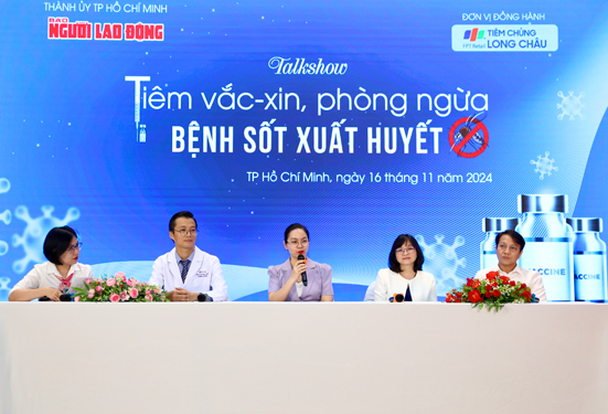 Các bác sĩ, chuyên gia dịch tễ tham dự phần talkshow và tư vấn trực tuyến cho bạn đọc Báo Người Lao Động sáng 16-11 Ảnh: HOÀNG TRIỀU Các bác sĩ, chuyên gia dịch tễ tham dự phần talkshow và tư vấn trực tuyến cho bạn đọc Báo Người Lao Động sáng 16-11 Ảnh: HOÀNG TRIỀU