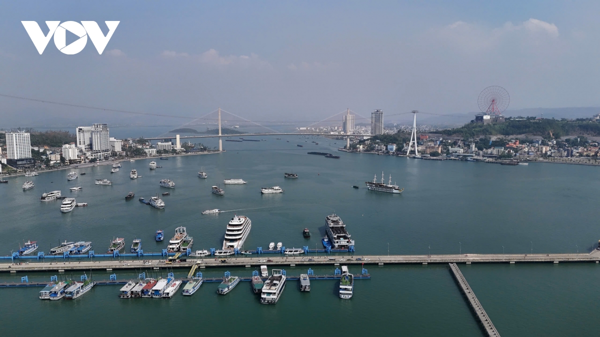 soi dong du lich tau bien tai quang ninh hinh anh 2