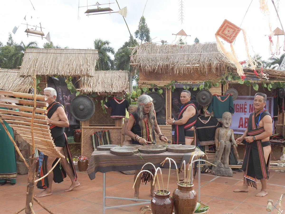 kon tum chao don du khach den tuan van hoa du lich va lien hoan cong chieng, xoang hinh anh 1