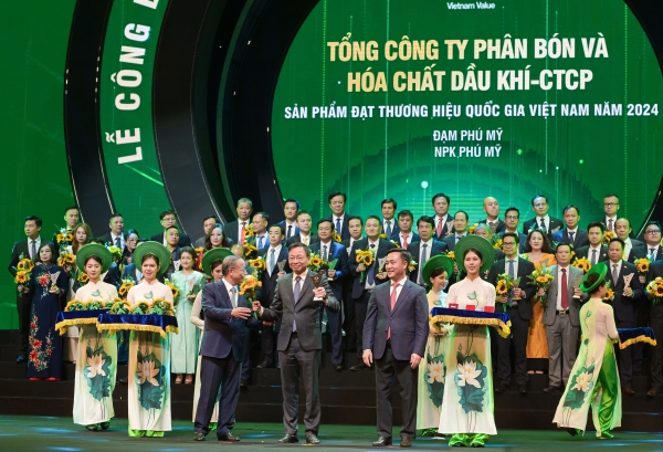 Năm thứ 6 liên tiếp Đạm Phú Mỹ được công nhận 'Thương hiệu quốc gia' 1 ong phan cong thanh tong giam doc pvfcco nhan bieu trung thuong hieu quoc gia 202420241108145643