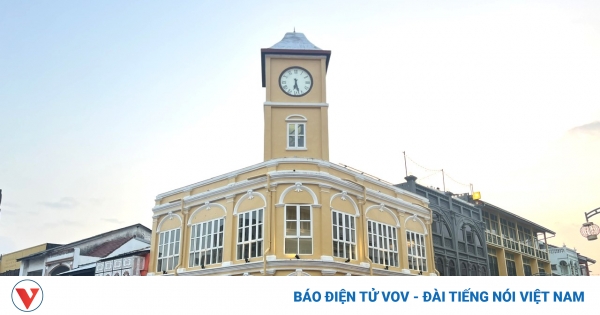 pho co phuket voi thap dong ho cu la mot diem den du lich rat noi tieng cua phuket anh ngoc diep vov bangkok