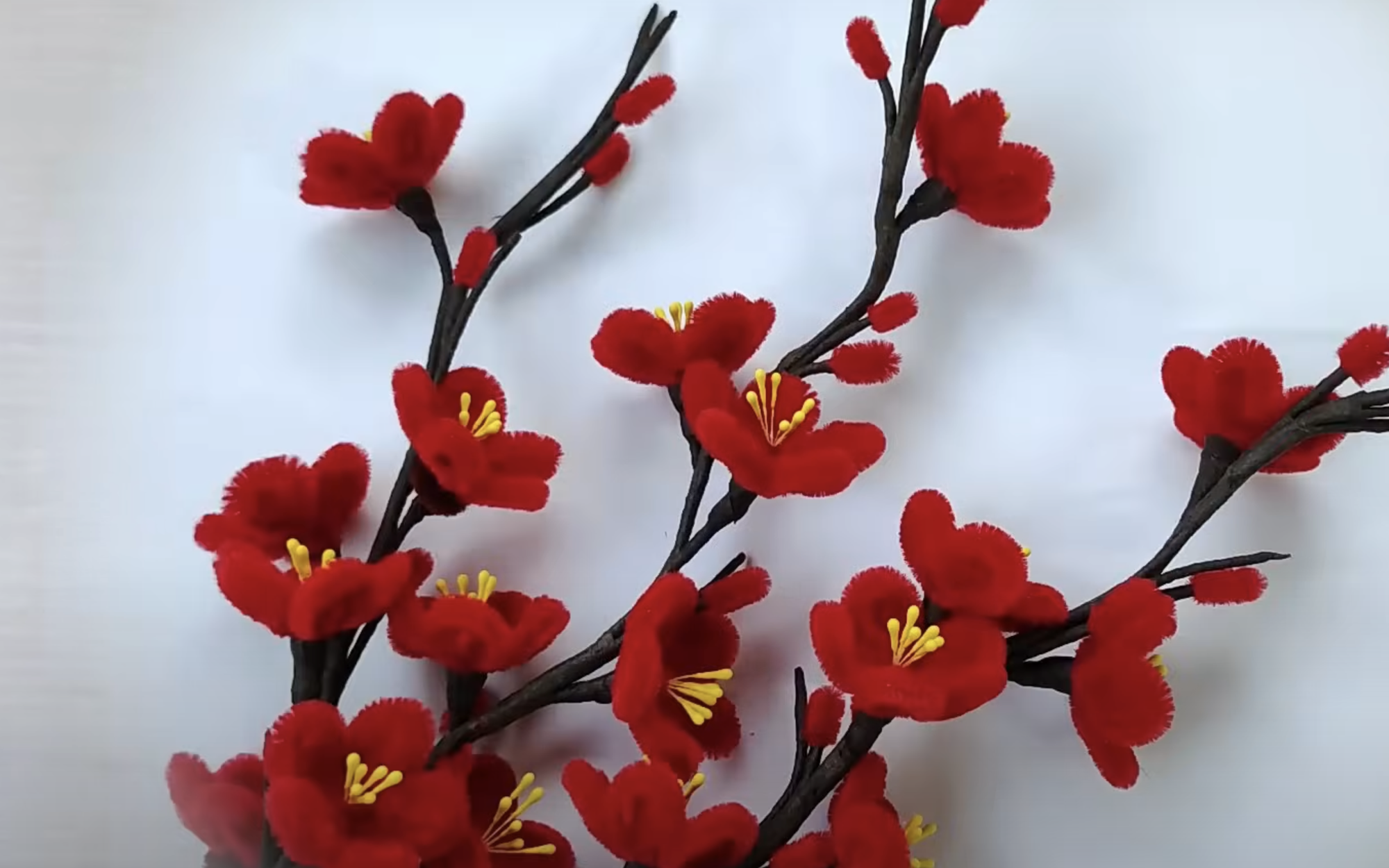 Cấp cứu vì dị vật là cánh hoa làm bằng kẽm nhung