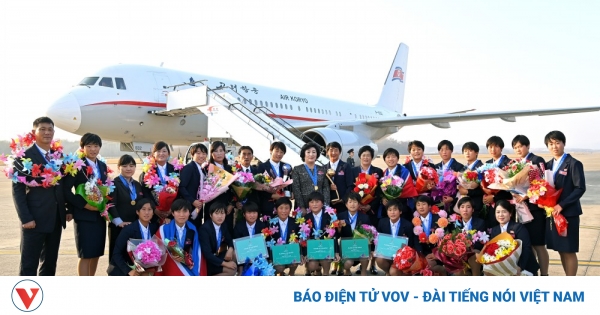 Vô địch World Cup, U17 nữ Triều Tiên được ''săn đón'' khi trở về 1 tt1