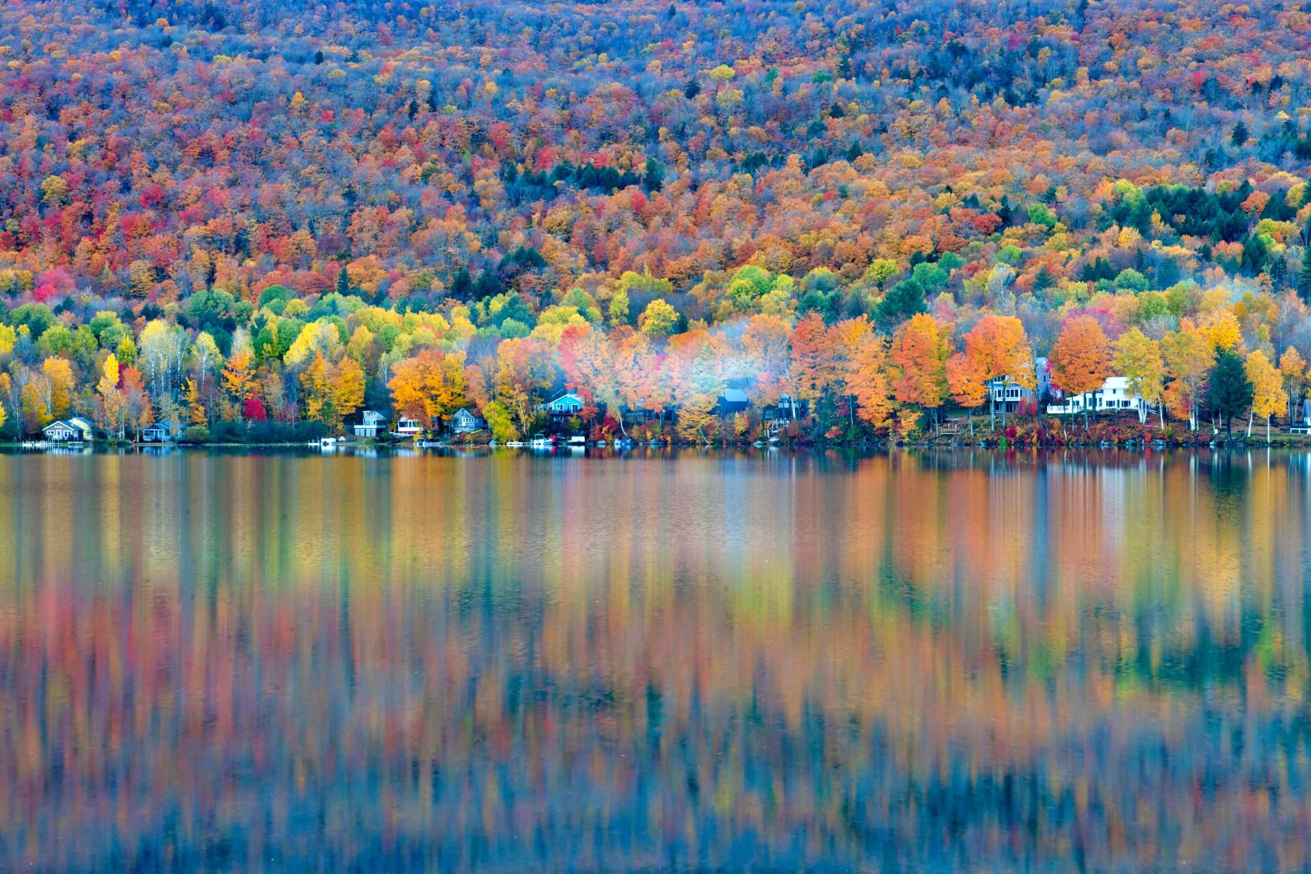 vermont-in-fall-scaled-1730990979649466732906 Du lịch Mỹ hậu bầu cử 2024 với sự trở lại Nhà Trắng của Tổng thống - tỉ phú Donald Trump - Ảnh 7.