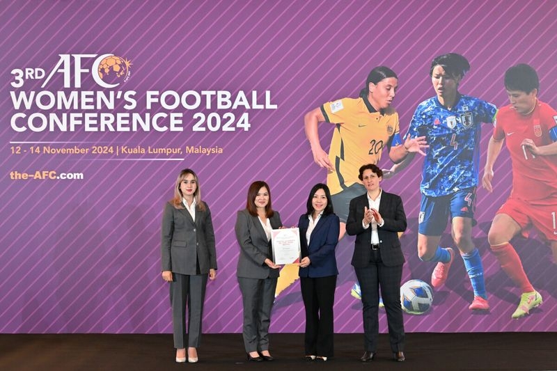 Dai dien bong da viet nam nhan giai thuong dac biet tu afc hinh anh 3