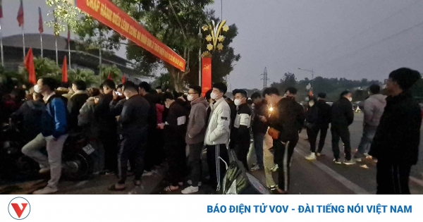 CĐV Phú Thọ thức trắng đêm "săn vé" bán kết lượt về ĐT Việt Nam gặp Singapore 1 004