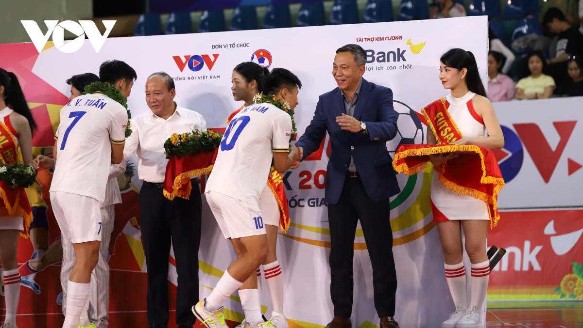 toan canh le be mac giai futsal cup quoc gia hdbank 2024 hinh anh 19