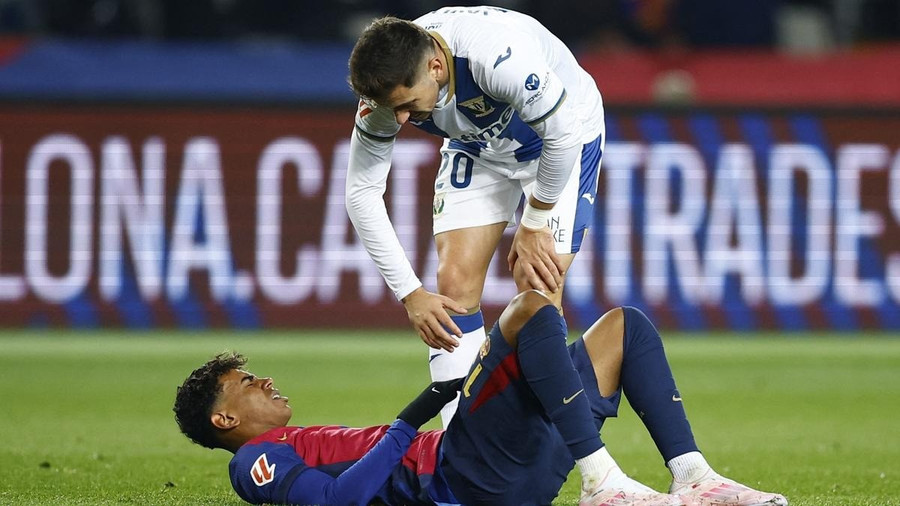 Thần đồng Lamine Yamal chấn thương trong trận Barcelona thua Leganes 0-1 ở vòng 17 La Liga. 2024-12-15t202123z-1317733787-up.jpg