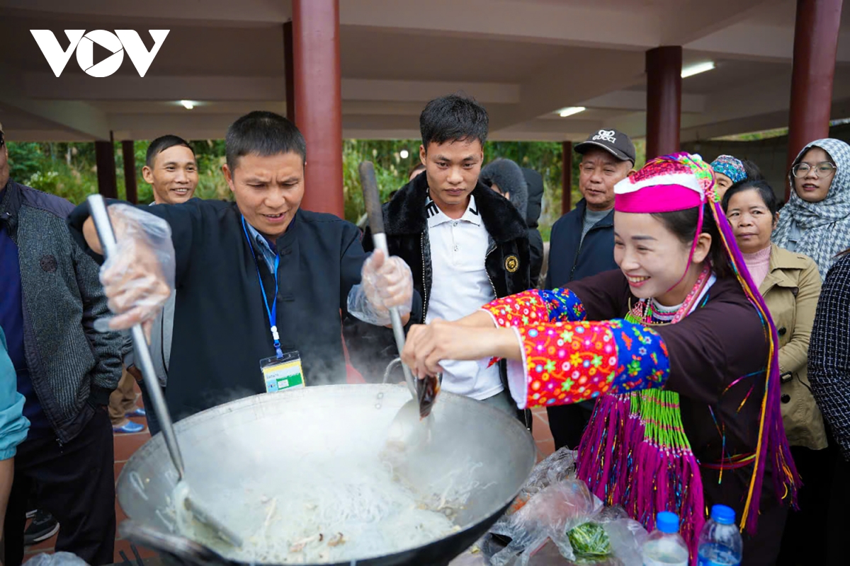 hoa so no trang rung tren bien gioi quang ninh hinh anh 8