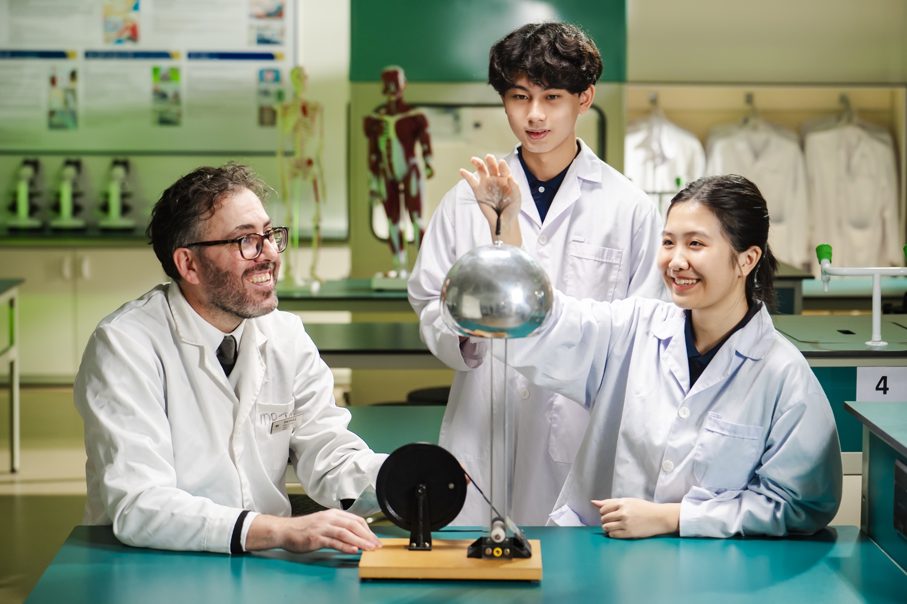 14 Vinsers đạt điểm thi Cambridge cao nhất Thế giới & cao nhất Việt Nam- Ảnh 1. 14 học sinh Vinschool đạt điểm cao nhất thế giới và Việt Nam trong các môn thi Cambridge quốc tế - Ảnh 1.