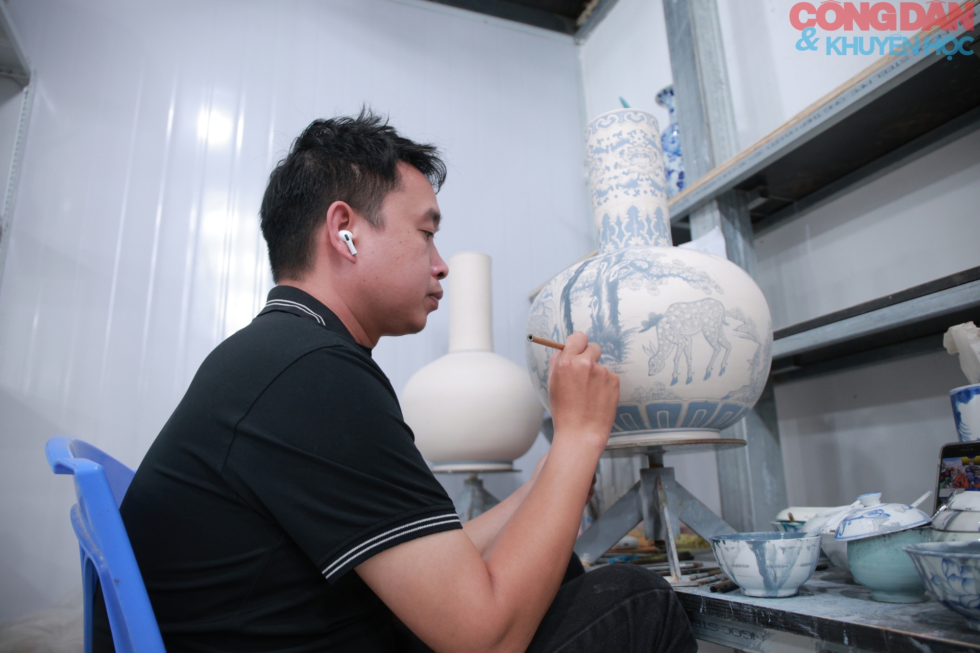 base64-17343453097381140512161 Làng gốm cổ Kim Lan giữ lửa truyền thống trong dòng chảy hiện đại - Ảnh 3.