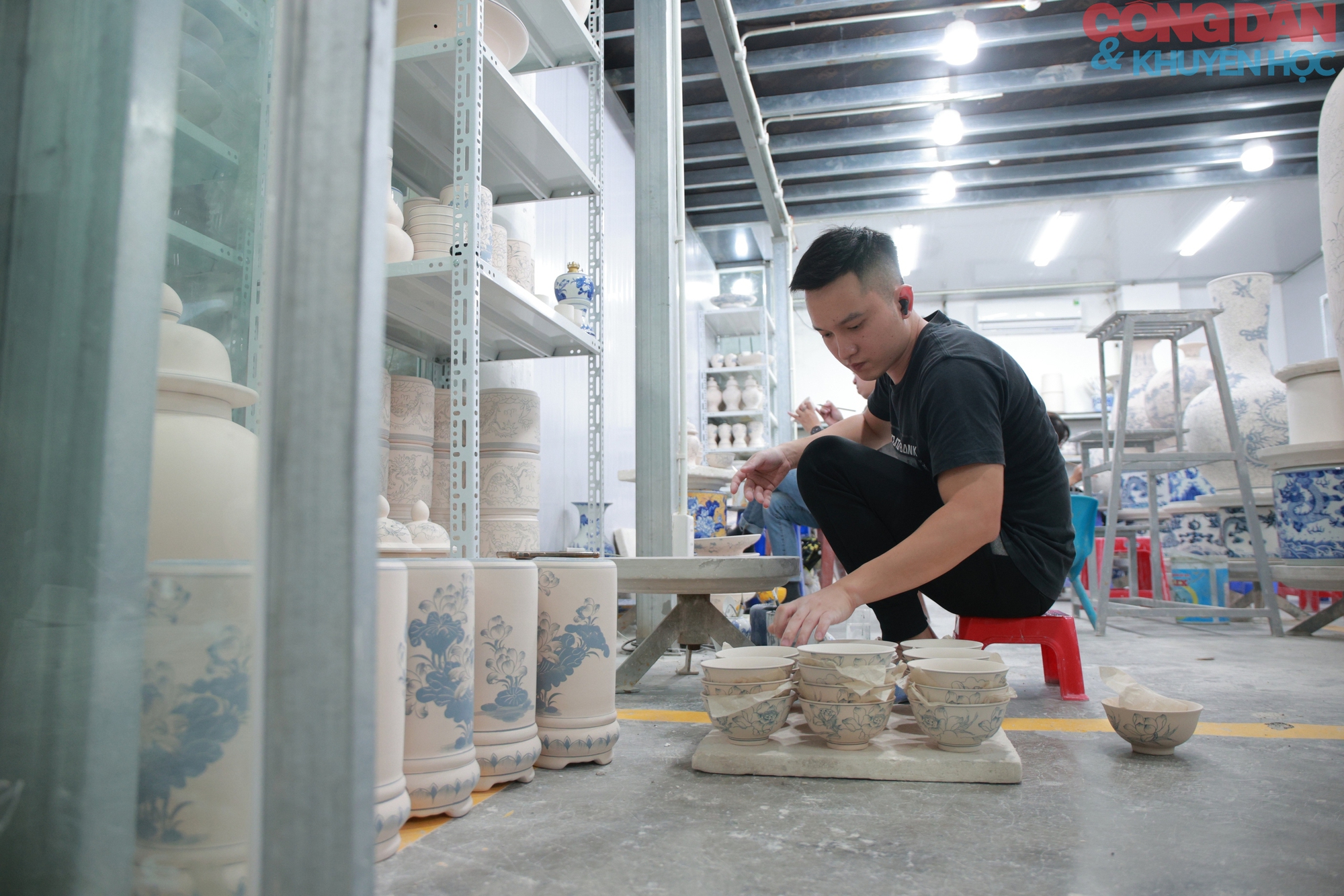 base64-1734345309757634519893 Làng gốm cổ Kim Lan giữ lửa truyền thống trong dòng chảy hiện đại - Ảnh 4.