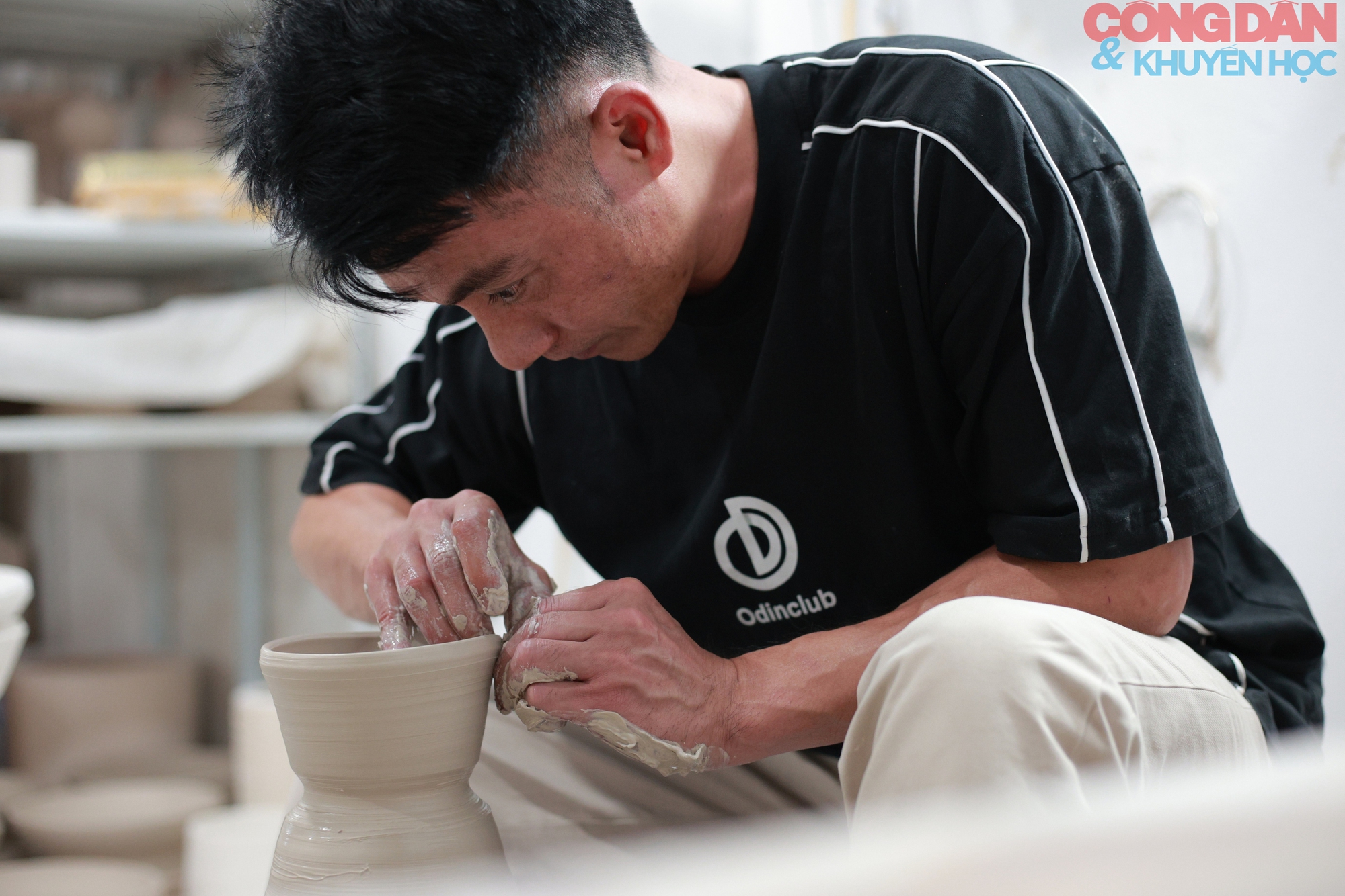 base64-17343453098361290796132 Làng gốm cổ Kim Lan giữ lửa truyền thống trong dòng chảy hiện đại - Ảnh 9.