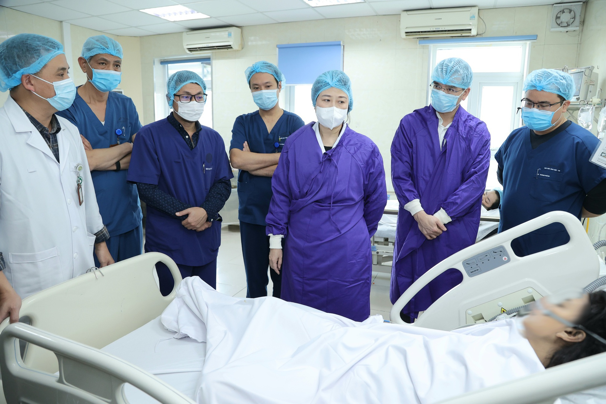 Chuyển lên bệnh viện tuyến trên 4 nạn nhân vụ cháy quán cà phê- Ảnh 1. Chuyển lên bệnh viện tuyến trên 4 nạn nhân vụ cháy quán cà phê- Ảnh 1.