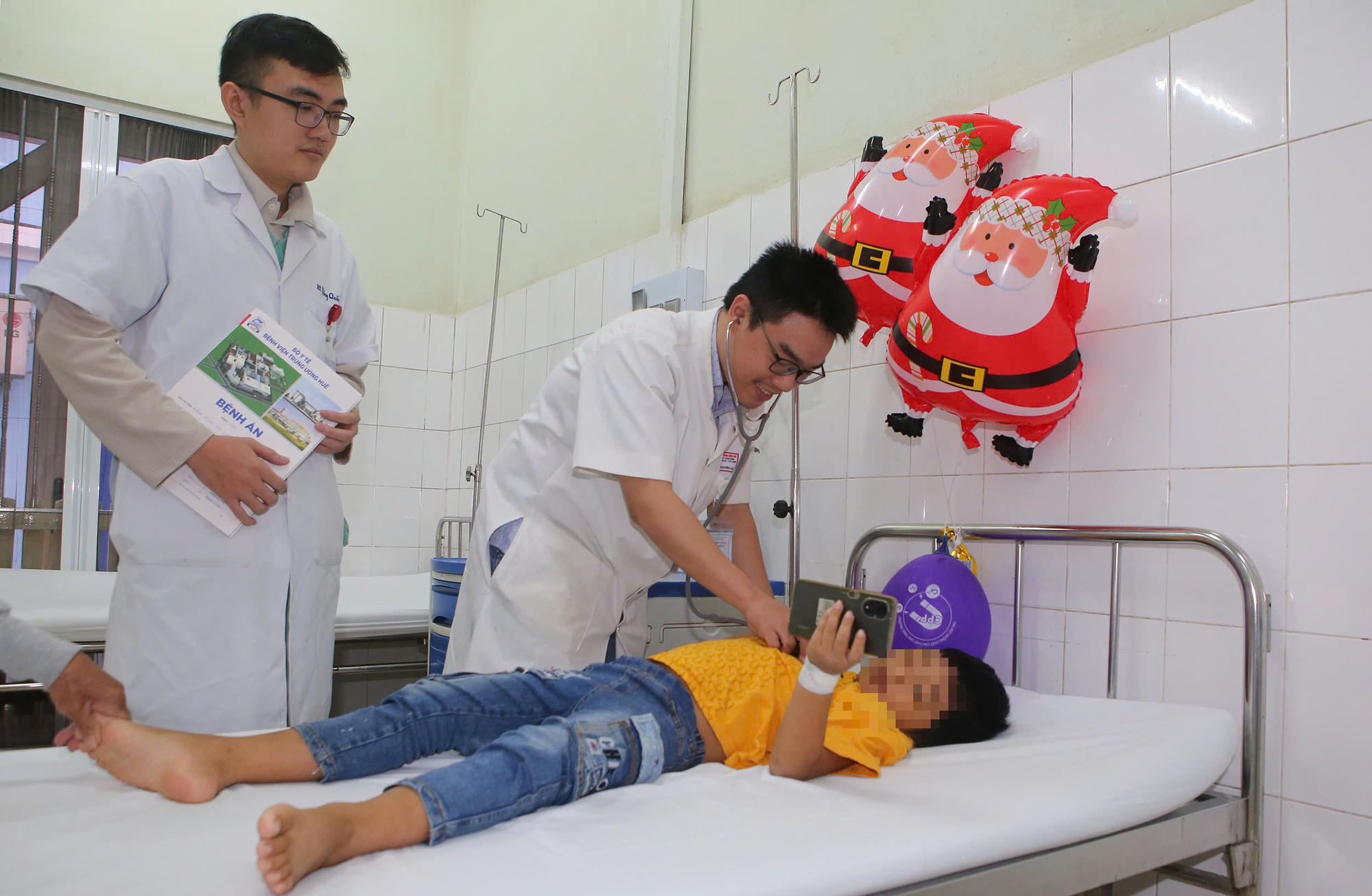Trẻ 8 tuổi tím tái, ngừng tim vì uống thuốc trừ sâu đựng trong chai nước ngọt - Ảnh 1. Trẻ 8 tuổi tím tái, ngừng tim vì uống thuốc trừ sâu đựng trong chai nước ngọt - Ảnh 1.