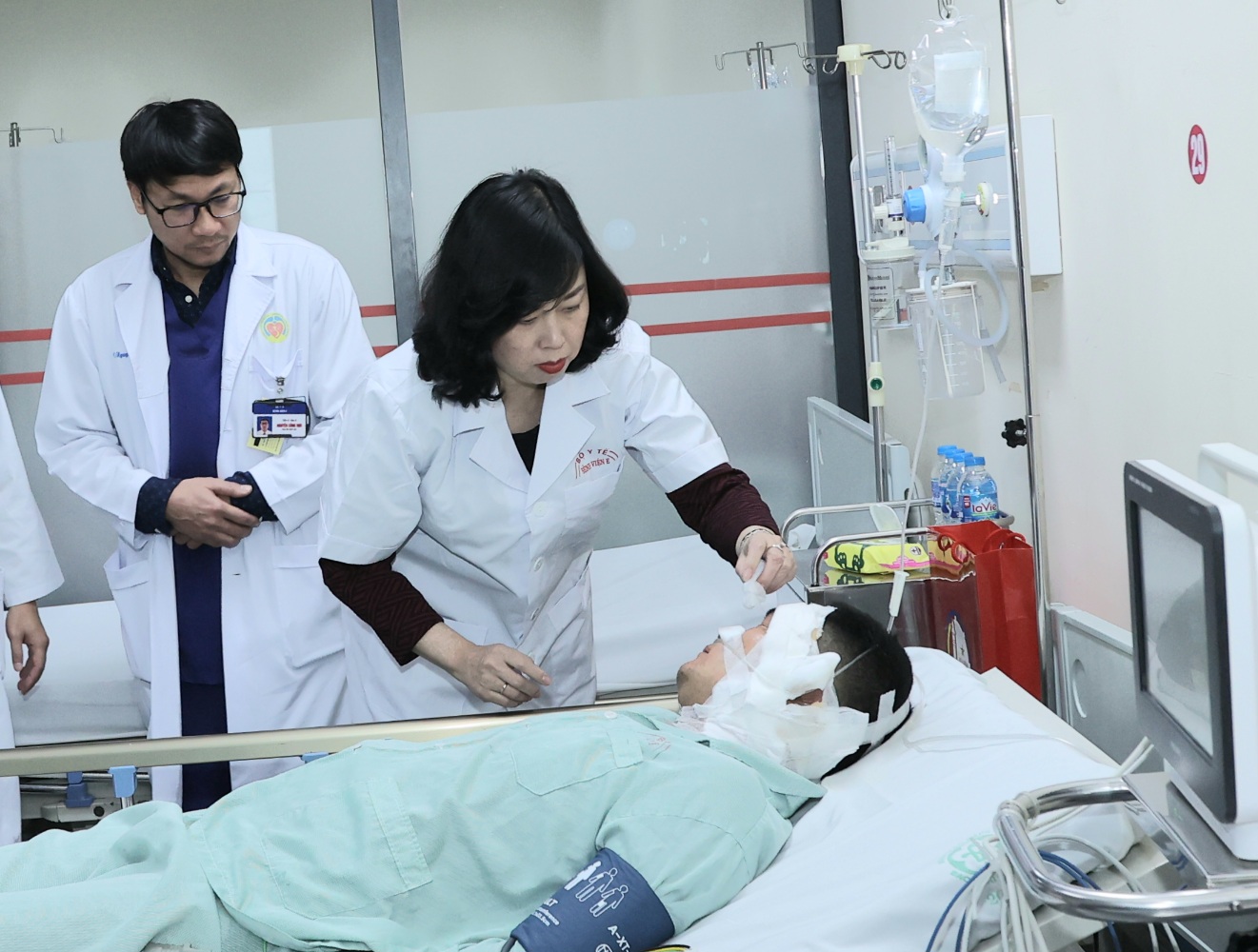 Chuyển lên bệnh viện tuyến trên 4 nạn nhân vụ cháy quán cà phê- Ảnh 2. Chuyển lên bệnh viện tuyến trên 4 nạn nhân vụ cháy quán cà phê- Ảnh 2.