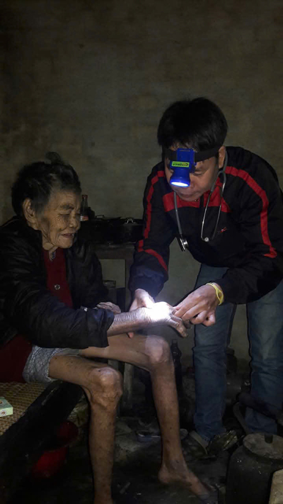 Bác sĩ Phạm Văn Vân đội đèn pha đến khám bệnh cho cụ già trong đêm Bác sĩ Phạm Văn Vân đội đèn pha đến khám bệnh cho cụ già trong đêm
