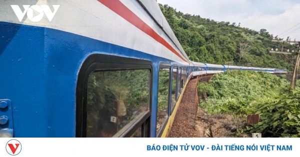 doan tau du lich tuyen hue da nang mang ten jpeg