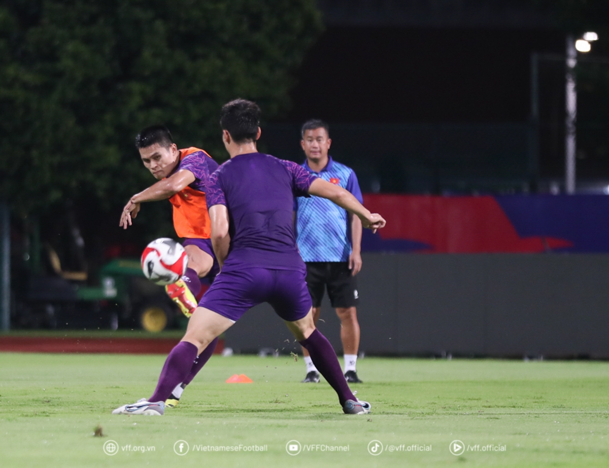 bat chap troi mua, Dt viet nam lap tuc chuan bi cho tran ban ket gap Dt singapore hinh anh 6