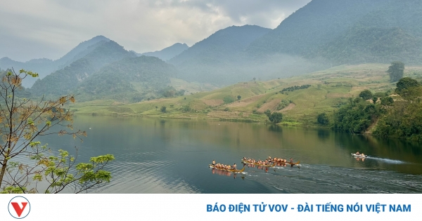 dua thuyen tren long ho song da va trai nghiem khung canh nen tho binh yen tren reo cao son la