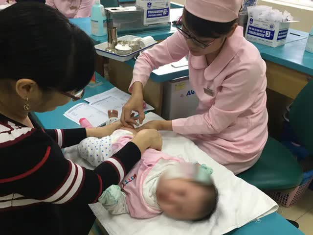 Trẻ mắc sởi khi chưa đủ tuổi tiêm chủng, Bộ Y tế nói gì?- Ảnh 1. Trẻ mắc sởi khi chưa đủ tuổi tiêm chủng, Bộ Y tế nói gì?- Ảnh 1.