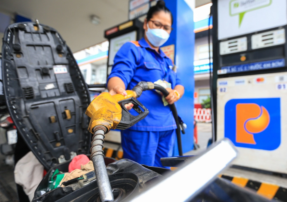 Giá xăng tiếp tục giảm sau một tuần chạm đáy- Ảnh 1. Giá xăng tiếp tục giảm sau một tuần chạm đáy- Ảnh 1.
