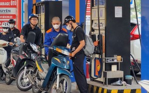 Giá xăng dầu giảm gần 500 đồng/lít từ 15 giờ ngày 26/12- Ảnh 2.
