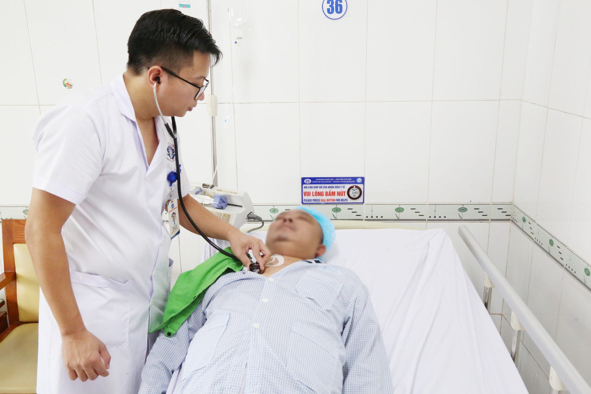 Trèo thang thay bóng điện, người đàn ông ngã nguy kịch- Ảnh 1. Trèo thang thay bóng điện, người đàn ông ngã nguy kịch- Ảnh 1.