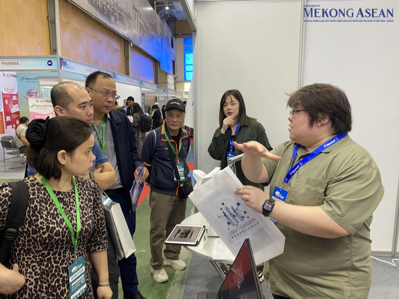 Sự kiện Vietnam Medipharm Expo 2024 không chỉ là nơi trưng bày các sản phẩm, thiết bị trong lĩnh vực y tế, dược phẩm mà còn là một cầu nối giao thương giữa doanh nghiệp Việt Nam với các doanh nghiệp quốc tế. Theo khảo sát của Mekong ASEAN, nhiều doanh ngh