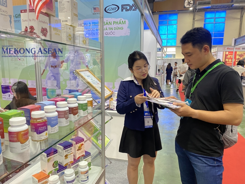 Chị Phạm Mai Bảo Trân, Giám đốc phát triển kinh doanh của Nature Gift ở Việt Nam cho biết: “Các sản phẩm tại Nature Gift Pharma đều có nguồn gốc từ nguyên liệu rõ ràng, được sản xuất tại các nhà máy đáp ứng yêu cầu của Cục quản lý thực phẩm và dược phẩm M