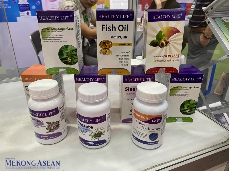 Các dòng sản phẩm của CTCP Nature Gift Pharma đang được trưng bày tại triển lãm, từ thực phẩm chức năng, sản phẩm chăm sóc sức khỏe cho đến sản phẩm chuyên dụng cho mẹ và bé. Ảnh: Hà Anh/Mekong ASEAN.