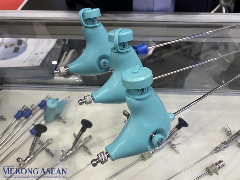 Thiết bị ống nội soi cứng bàng quang bể thận điện tử của ShuoTong Medical được dùng để bơm rửa hoặc hút bằng áp lực âm trong phẫu thuật nội soi tại các cơ sở y tế. Ảnh: Hà Anh/Mekong ASEAN.