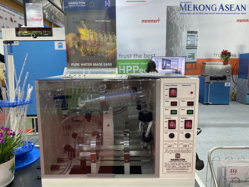 Cùng với đó, trưng bày nhiều sản phẩm đến từ các thương hiệu khác như thiết bị cất nước và dụng cụ thủy tinh của Hamilton Glass Laboratory đáp ứng nhu cầu về nước cất trong các phòng thí nghiệm nghiên cứu và giáo dục. Ảnh: Hà Anh/Mekong ASEAN.
